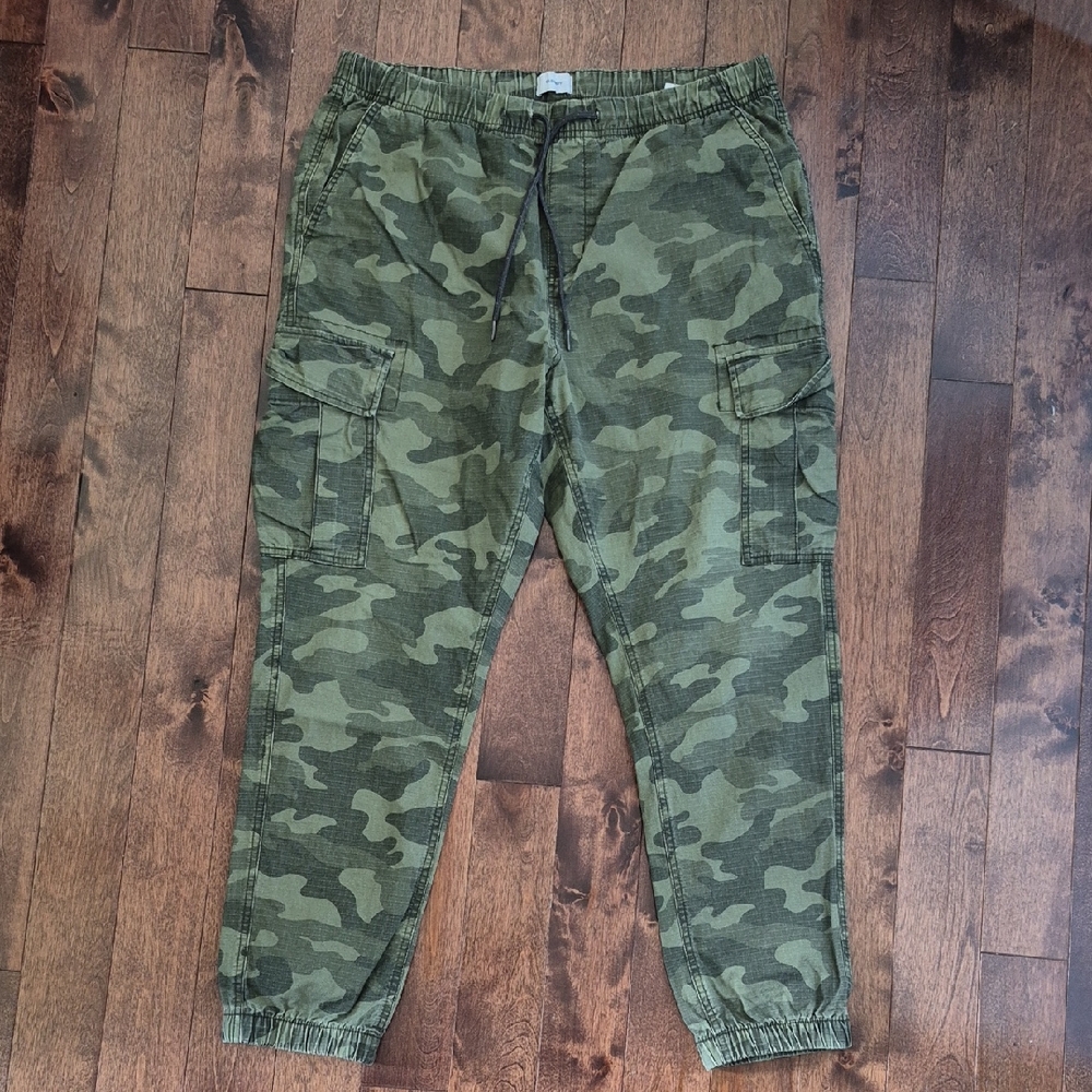 Old Navy Men's Green Camouflage Cargo Pants